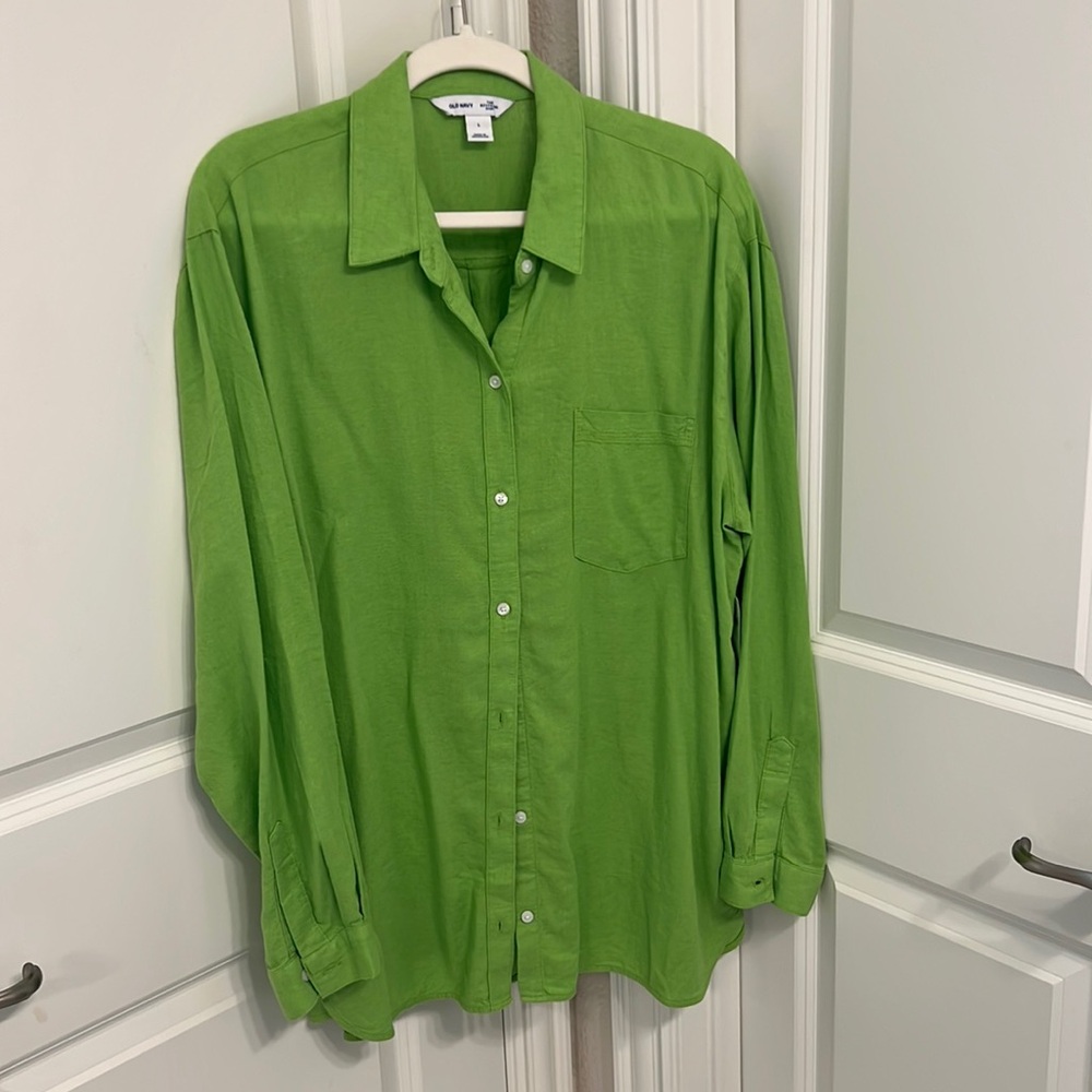 Old navy linen boyfriend shirt.   Brand new with tags.  Women’s size large.